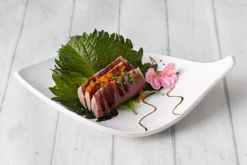 The ideal piece for the tataki is located in the central part, we must ask the fishmonger to cut...