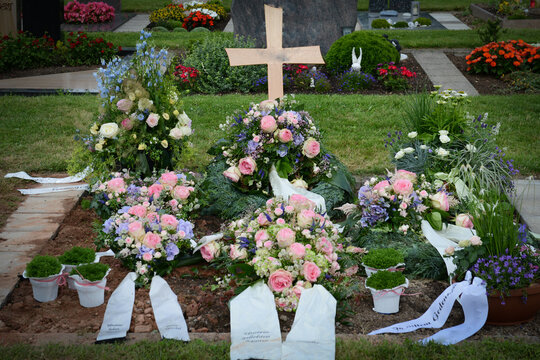 Grabschmuck auf Friedhof