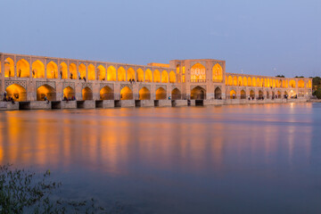 Avondmening van Khaju-brug in Isfahan, Iran
