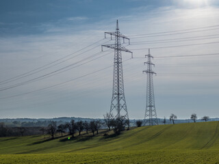 Strommasten einer Hochspannungsleitung im Feld