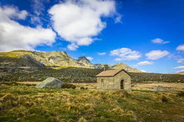 Fototapeta na wymiar Beautiful mountain landscape view of the central massif of Serra da Estrela - Portugal with the little St. Anthony´s chapel 