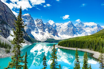 Famous Moraine lake in Banff National Park, Canadian Rockies, Canada. Sunny summer day with amazing blue sky. Majestic mountains in the background. Clear turquoise blue water. - obrazy, fototapety, plakaty
