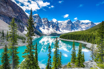 Famous Moraine lake in Banff National Park, Canadian Rockies, Canada. Sunny summer day with amazing blue sky. Majestic mountains in the background. Clear turquoise blue water. - obrazy, fototapety, plakaty