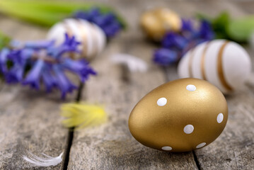 Fototapeta na wymiar Easter eggs and flowers on wooden background