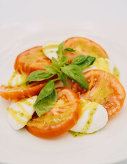 Ensalada caprese con tomate, mozarella y albahaca