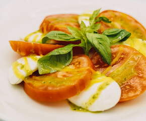 Ensalada caprese con tomate, mozarella y albahaca