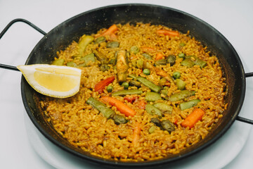 Tipica paella valenciana con arroz amarillo y marisco