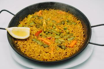 Tipica paella valenciana con arroz amarillo y marisco