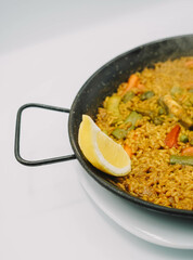 Tipica paella valenciana con arroz amarillo y marisco