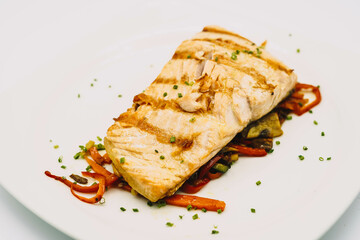 Salmon sobre verduras con salsa teriyaki