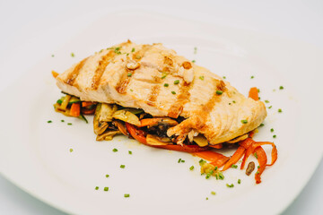 Salmon sobre verduras con salsa teriyaki