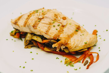 Salmon sobre verduras con salsa teriyaki