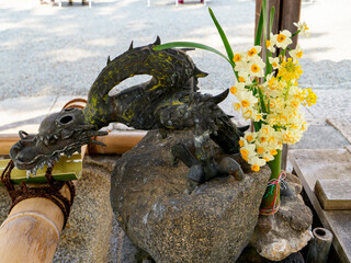 手水舎に飾られた水仙