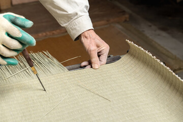 日本の熟練した職人　畳屋さん表替え作業