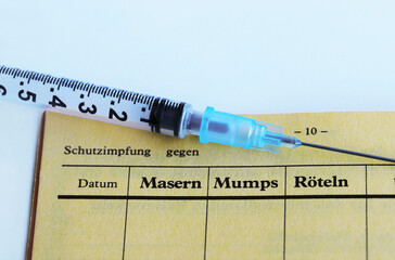 Impfung gegen Masern, Mumps und Röteln mit Impfpass und Spritze