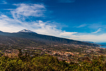 Fototapeta na wymiar Paisaje con el volcán del Teide y nubes de fondo en la isla de Tenerife