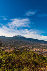 Fototapeta na wymiar Paisaje con el volcán del Teide y nubes de fondo en la isla de Tenerife