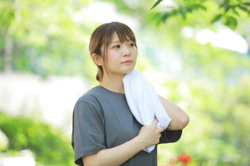 公園で汗を拭く女性