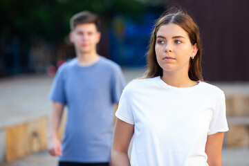 Obraz premium Positive young teen girl walks down the street