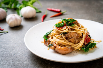 stir-fried spaghetti with chicken and basil