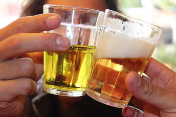 Brinde com copos simples de cerveja