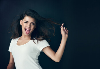 Obraz premium Heres a few steps to shiny locks. Cropped shot of a beautiful young woman posing in the studio.