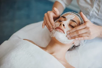 Foto op Aluminium Close-up portrait of anorganic facial mask application at spa salon. Facial treatment. Skin care. Health care. Rejuvenation treatment. © Strelciuc