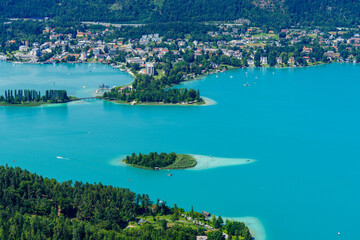 Blick auf die Kapuzinerinsel, die Pörtschacher Halbinsel und die Blumeninsel im Wörthersee in Kärnten, Österreich