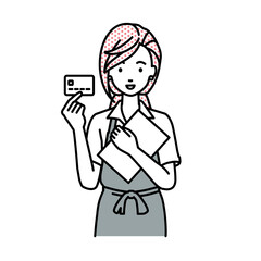 立って書類とカードを手に持つ店員の女性