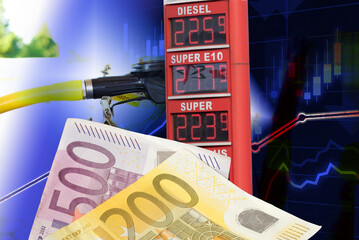 Euro Geldscheine, Zapfsäule und Tankstelle in Deutschland - obrazy, fototapety, plakaty