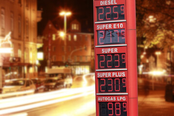 Tankstelle und hohe Kraftstoffpreise in Deutschland - obrazy, fototapety, plakaty