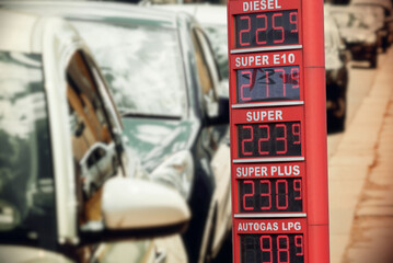 Autos, Tankstelle und hohe Preise für den Kraftstoff in Deutschland - obrazy, fototapety, plakaty