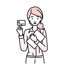 立って書類とカードを手に持つブラウスの女性