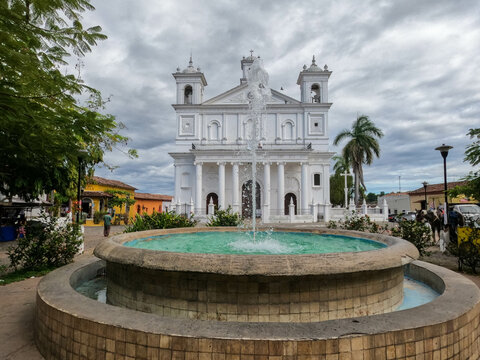 Exterior of the beautiful colonial Santa Luc&iacute;a church in Suchitoto, El Salvador