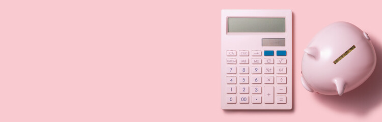 ブタの貯金箱と電卓