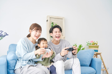 テレビゲームで遊ぶ家族