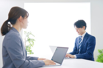 ビジネスマンとビジネスウーマン  デスクワーク　オフィス