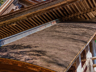 日龍峯寺本堂に向かう階段の板葺き屋根
