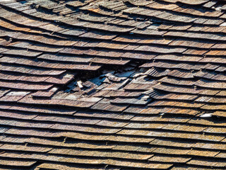 朽ち果てて劣化した屋根の板