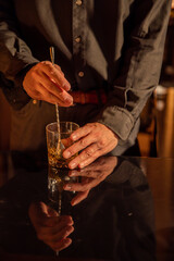 バーカウンターでお酒をつくる男性　BAR
