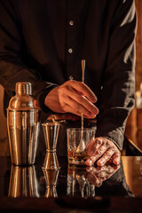 バーカウンターでお酒をつくる男性　BAR