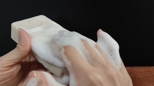 自然派の石鹸を泡立てる手の動き
