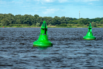 Grüne Bojen auf der Elbe in Deutschland