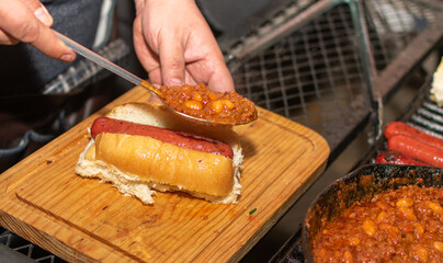 
chili dogs 

hot dogs con chilli 

hot dog sobre tabla de madera 