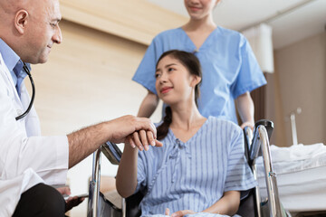 Obraz premium Doctors are examining coronavirus patients and cheering on patients.