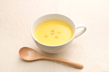 温かいマグカップに入ったコーンスープ