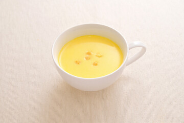 温かいマグカップに入ったコーンスープ