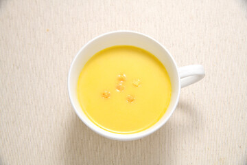 温かいマグカップに入ったコーンスープ