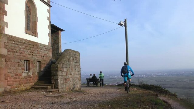 Mountainbiker auf dem Weg zur St.-Anna-Kapelle (Burrweiler, Pfalz)