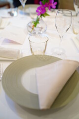 レストランの個室で食事をする